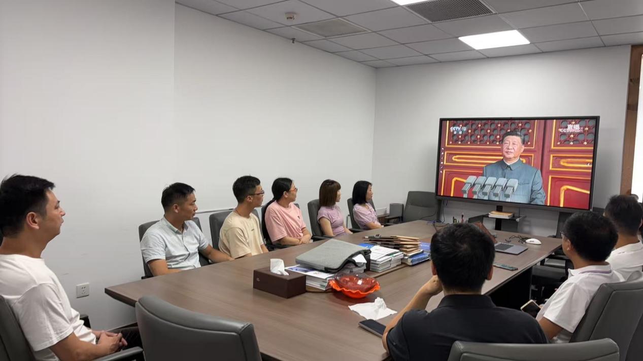 銘記歷史，展望未來--現(xiàn)代營造全體員工觀看抗戰(zhàn)勝利80周年閱兵盛典